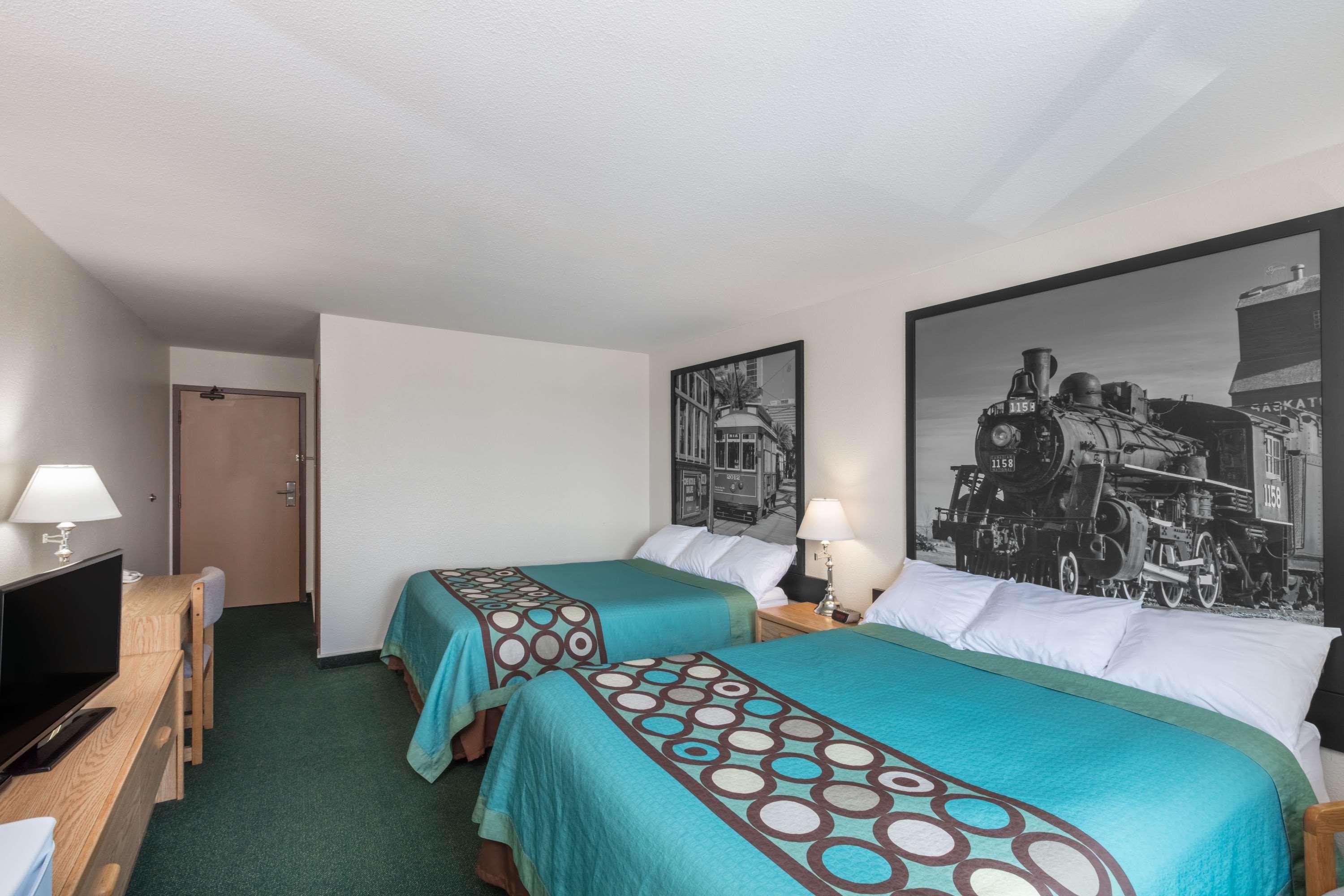 Super 8 By Wyndham Sk Hotel