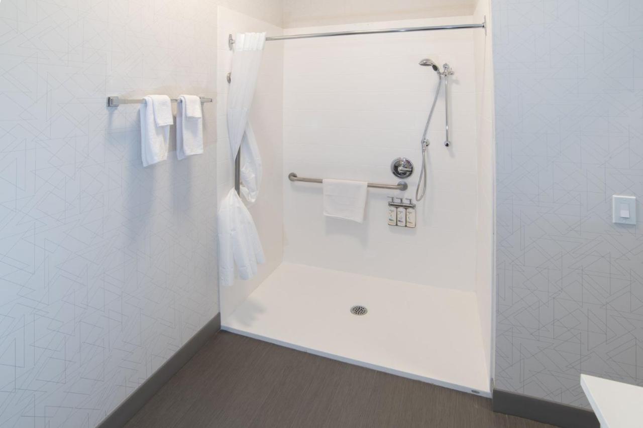 Hotel Express & - By Ihg Moose Jaw