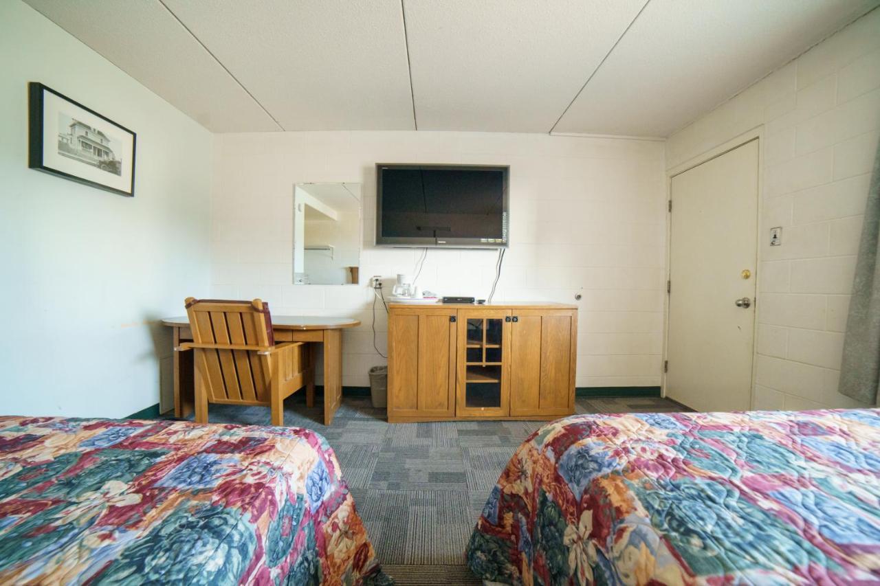 Capone's Hideaway Motel Moose Jaw