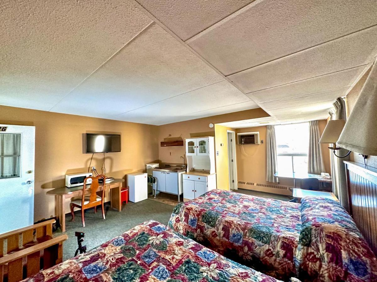Capone's Hideaway Motel Moose Jaw