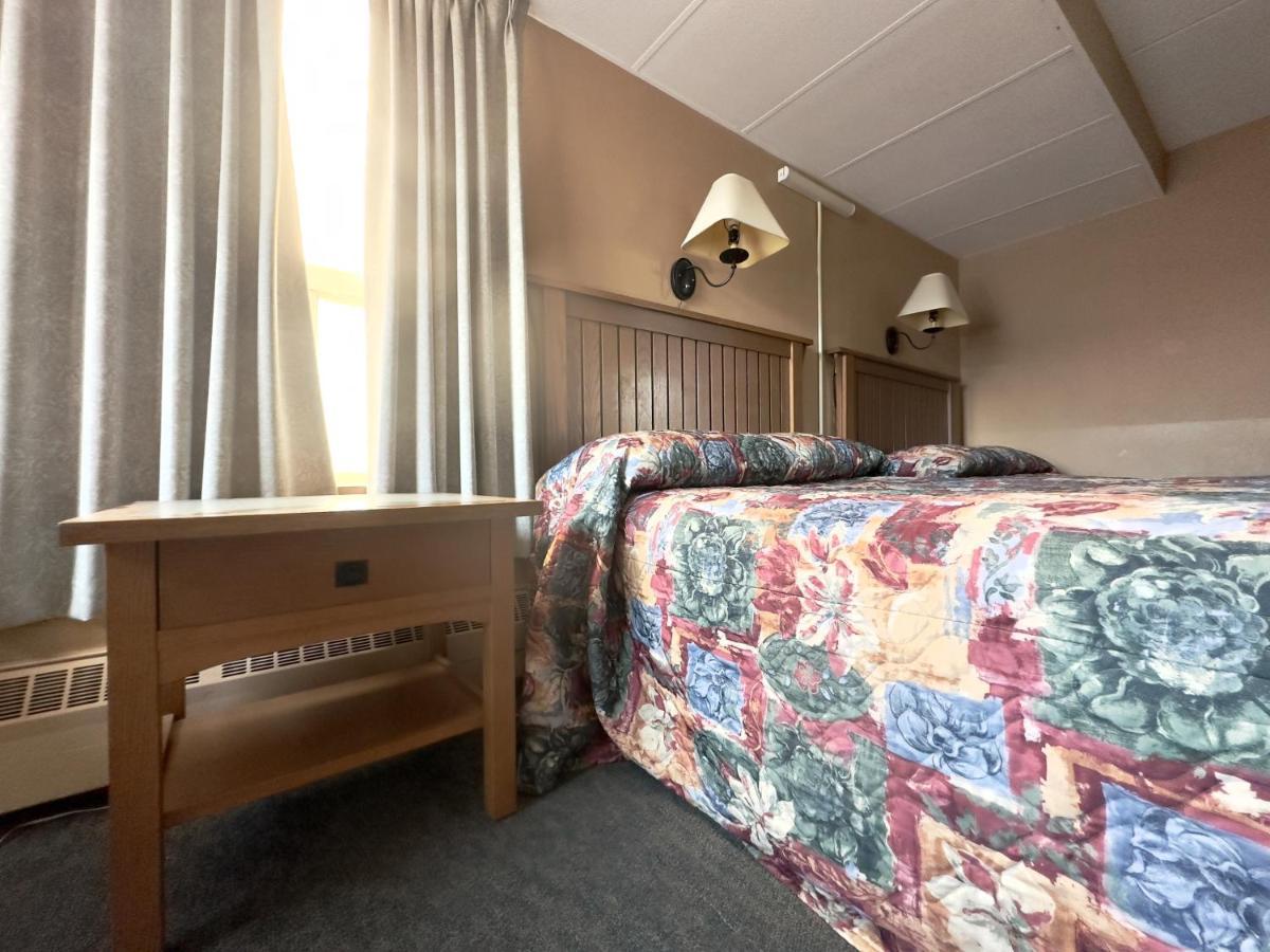 Capone's Hideaway 2* Moose Jaw
