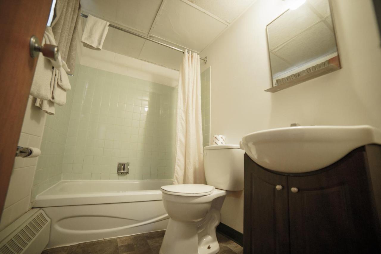 Capone's Hideaway Motel Moose Jaw