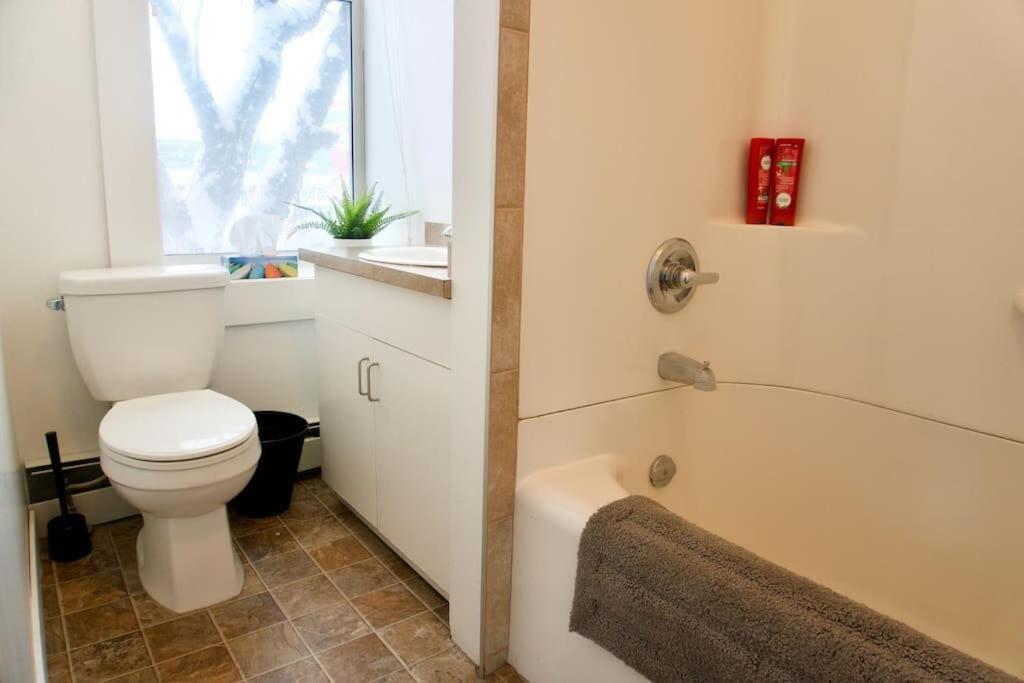 Spacious In - Large 2 Bedroom Parking Coffee * Moose Jaw