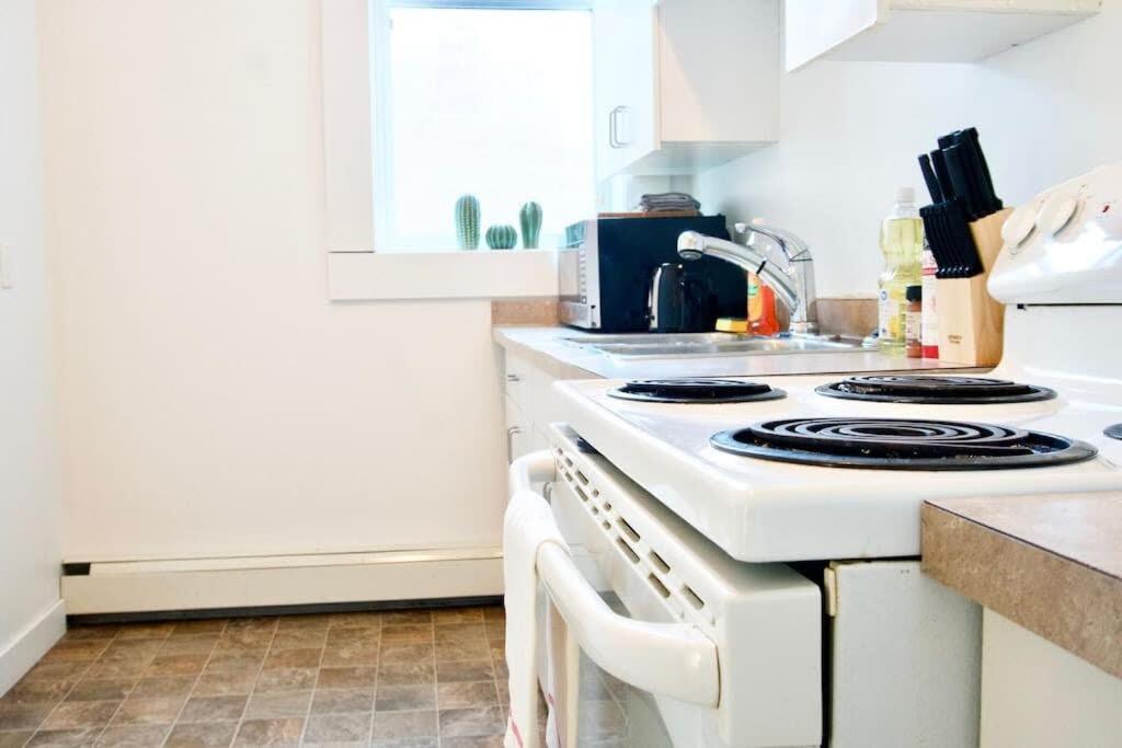 New Stunning Large Gorgeous Space Downtown Parking Coffee Apartment Moose Jaw
