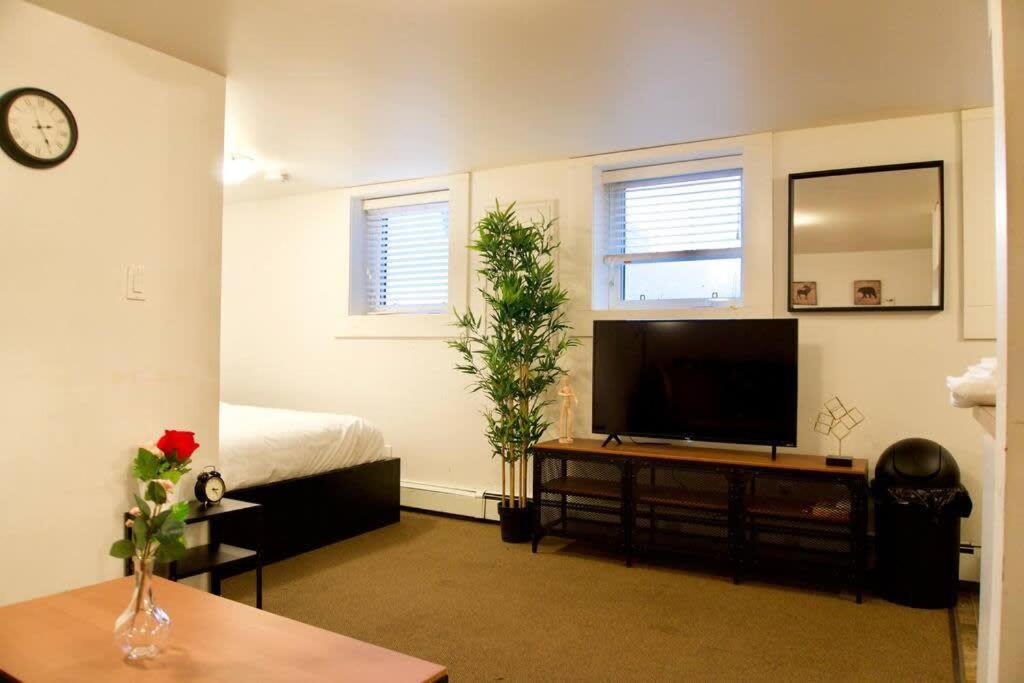 Cozy Downtown Parking Coffee Location Apartment