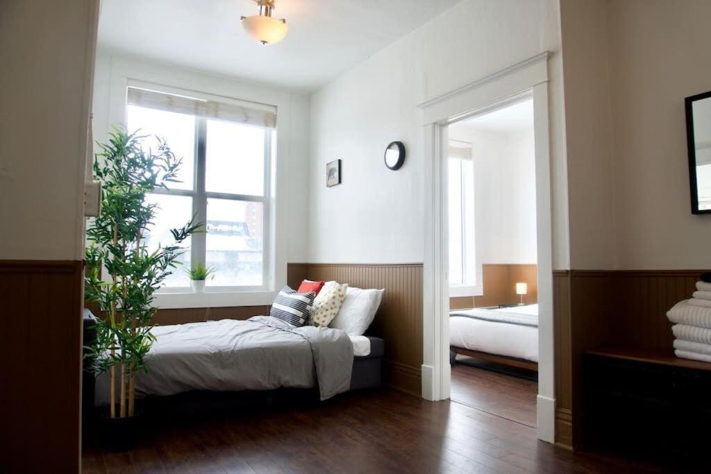 Spacious In - Large 2 Bedroom Parking Coffee * Moose Jaw