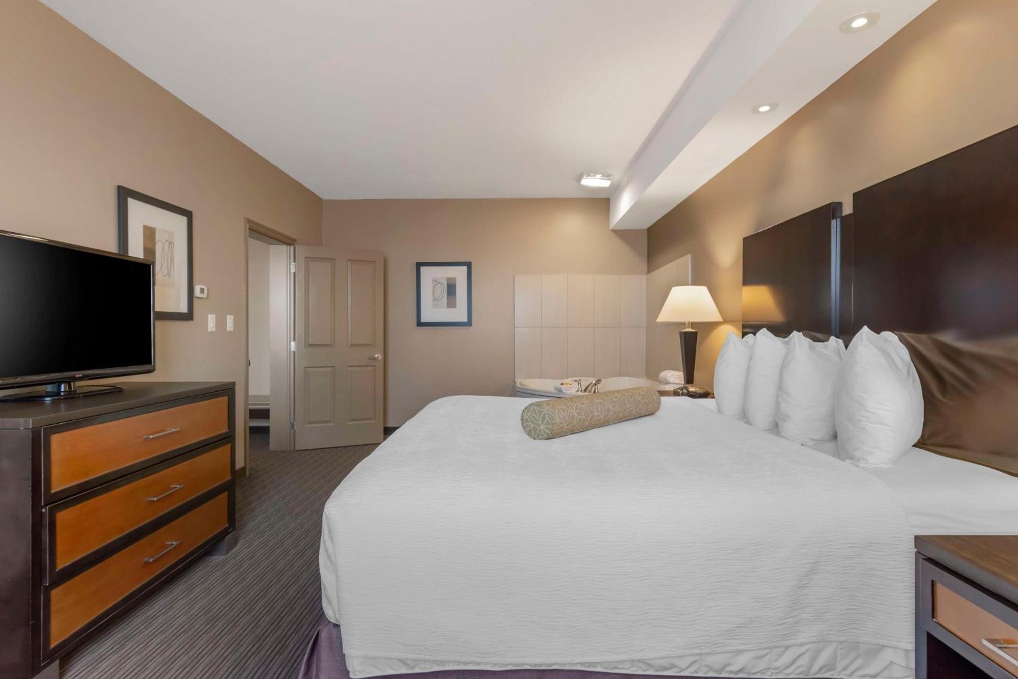 Western 3* Moose Jaw