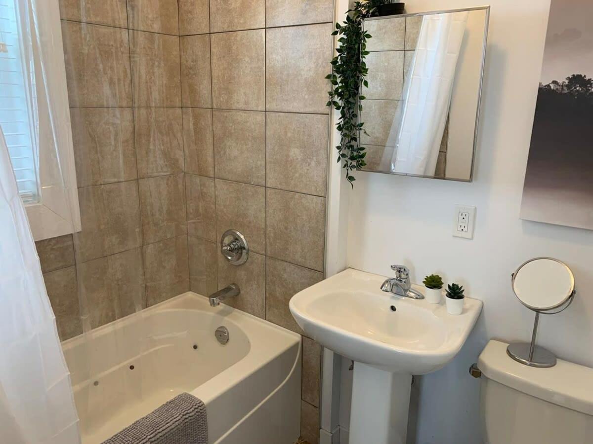 Large 1-bedroom L Downtown L Wifi & Smart Tv Apartment Moose Jaw