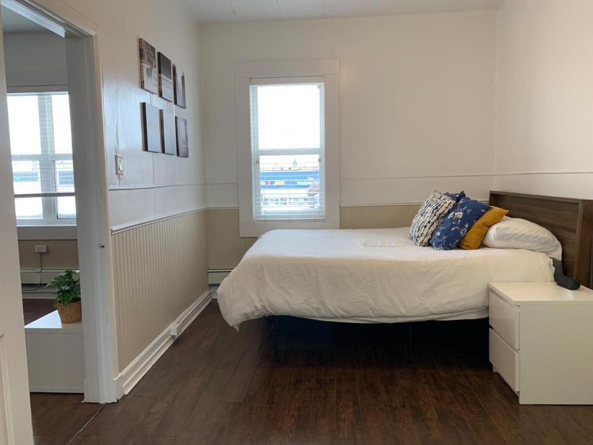 Large 1-bedroom L Downtown L Wifi & Smart Tv * Moose Jaw