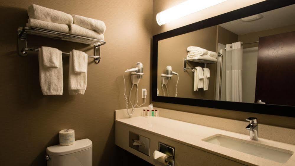 Ramada By Wyndham Hotel Moose Jaw