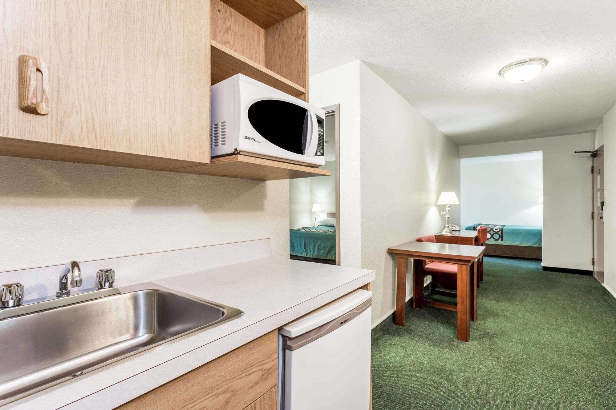 Super 8 By Wyndham Sk