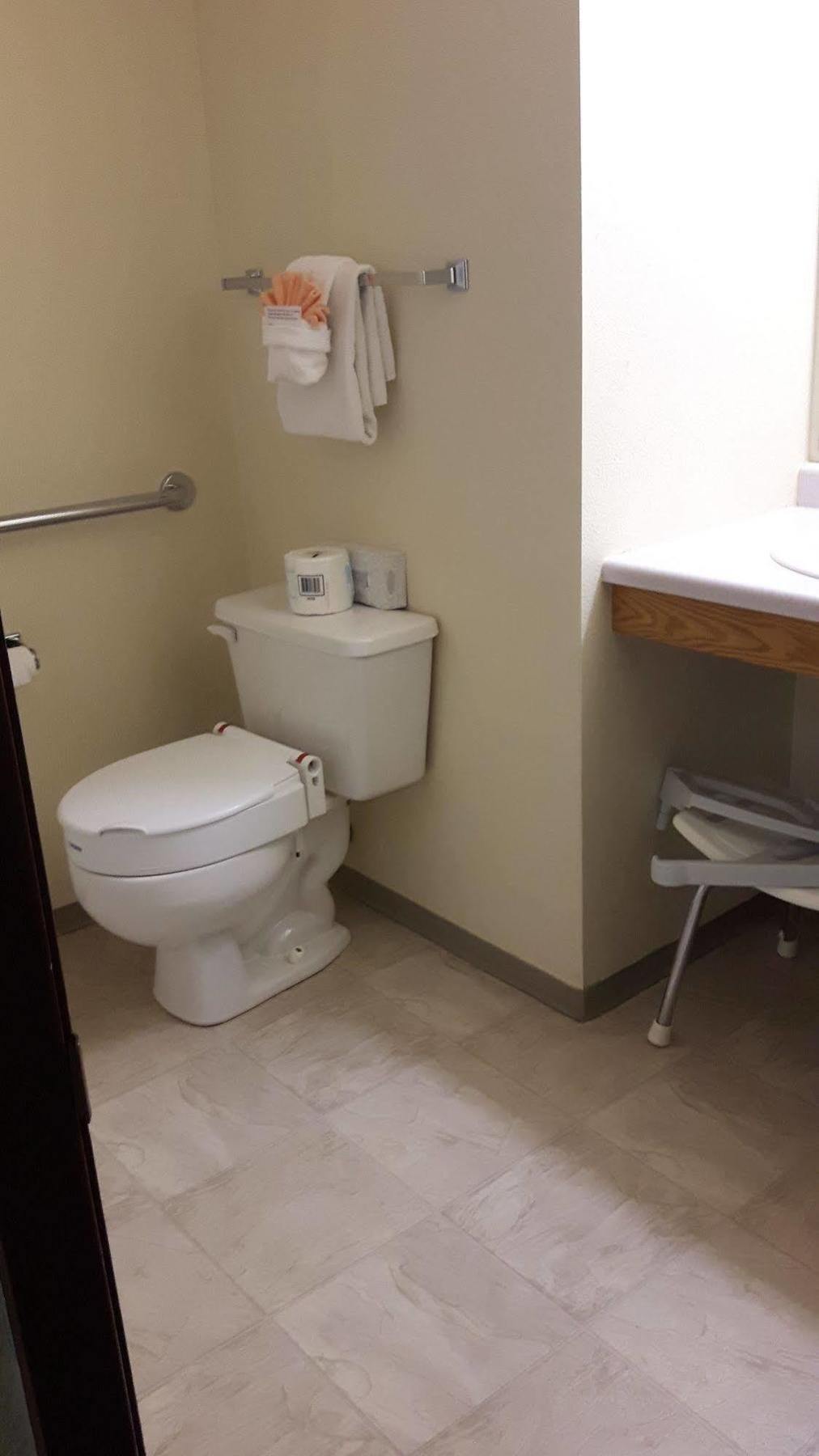 Super 8 By Wyndham Sk Hotel