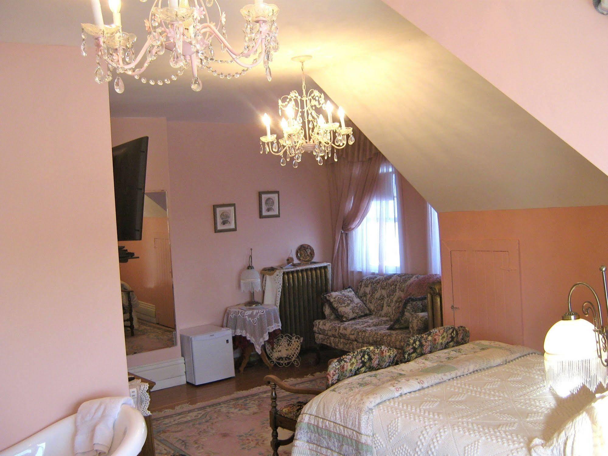 Wakamow Heights 3* Moose Jaw